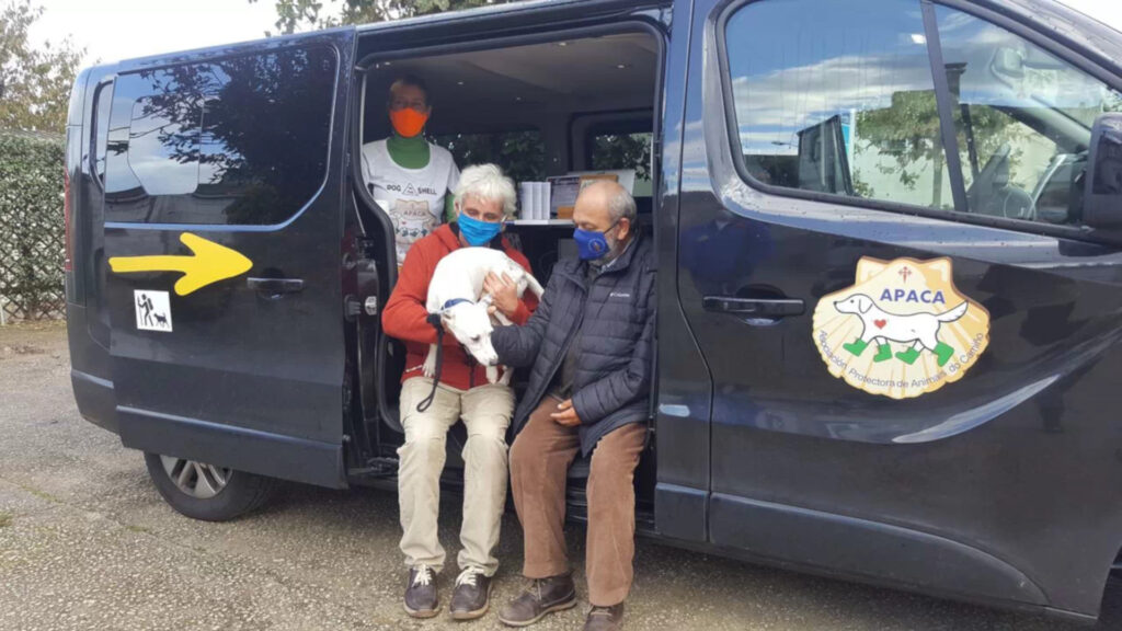 La Asociación Protectora de Animais do Camiño presentó en Sarria su nueva furgoneta