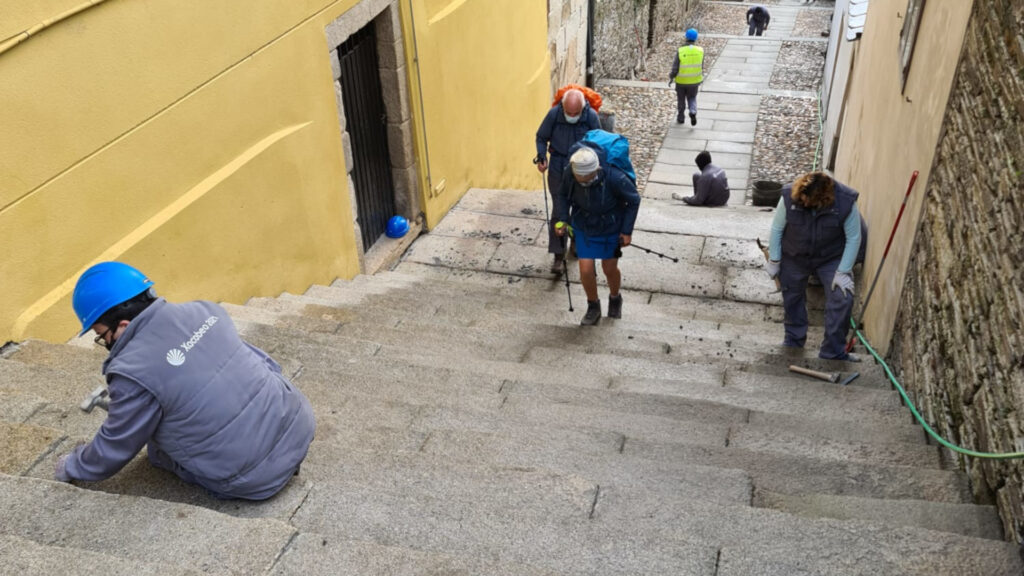 Limpieza y preparación para encintar la Escalinata en Sarria